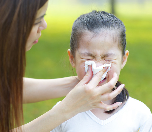 儿童期过敏性鼻炎要早治，抓住三个方法，改善不难