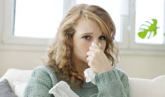 打喷嚏、流鼻涕是鼻炎还是感冒？主要分辨这几点